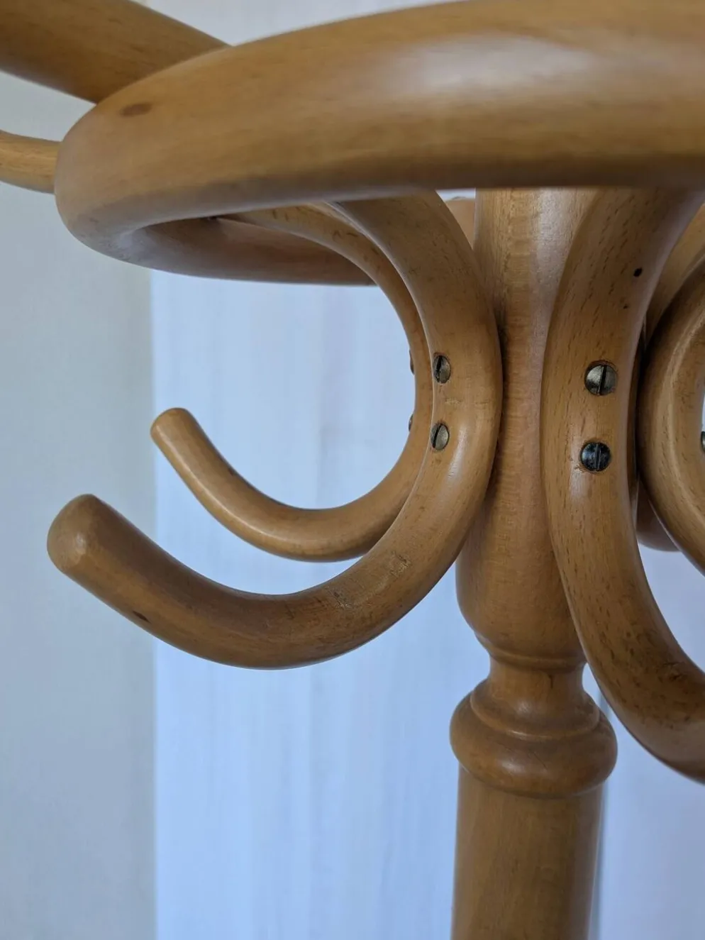 Porte-manteau vintage en bois cintré de style Thonet avec porte-parapluie.