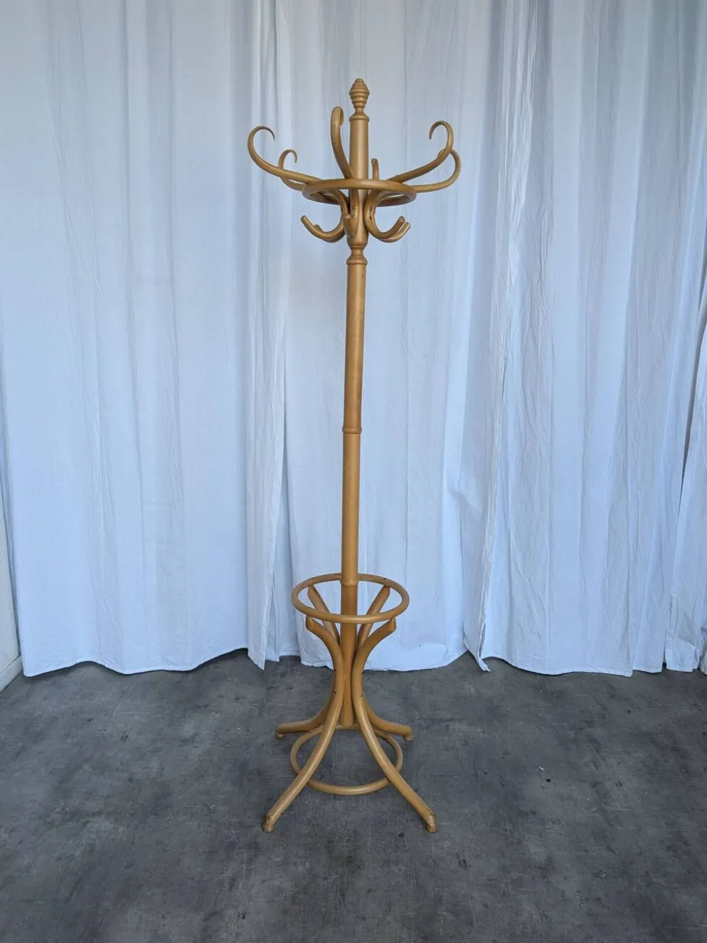 Porte-manteau vintage en bois cintré de style Thonet avec porte-parapluie.