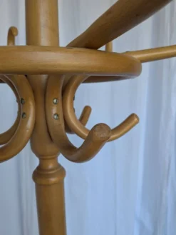 Porte-manteau vintage en bois cintré de style Thonet avec porte-parapluie.