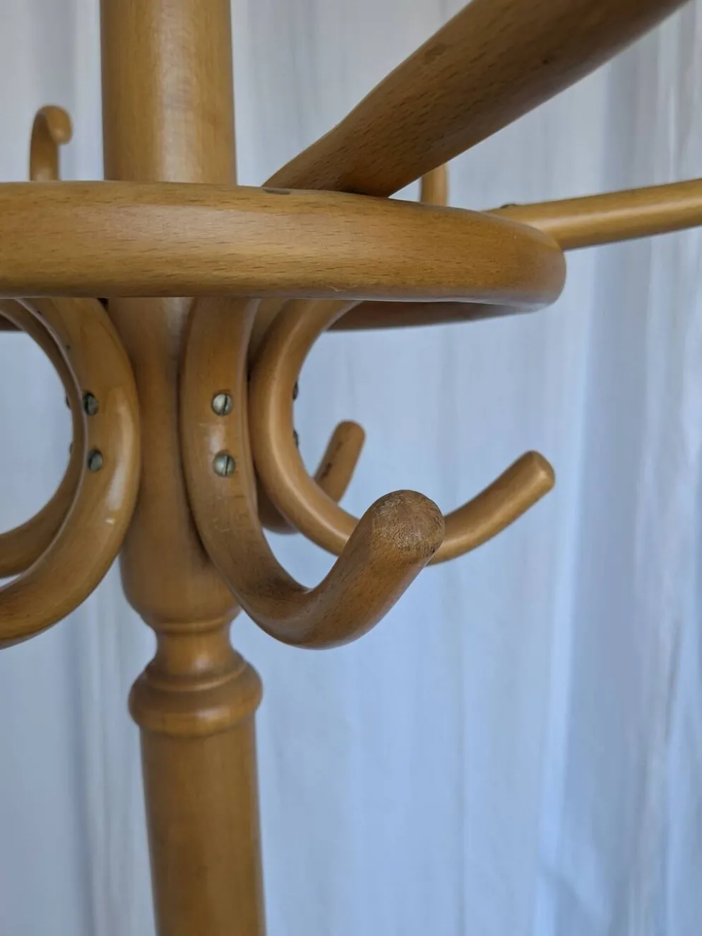 Porte-manteau vintage en bois cintré de style Thonet avec porte-parapluie.