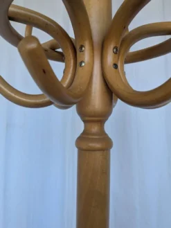 Porte-manteau vintage en bois cintré de style Thonet avec porte-parapluie.