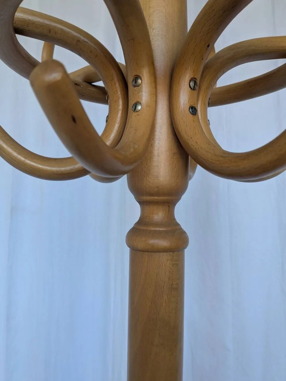Porte-manteau vintage en bois cintré de style Thonet avec porte-parapluie.