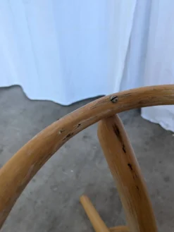 Porte-manteau vintage en bois cintré de style Thonet avec porte-parapluie.