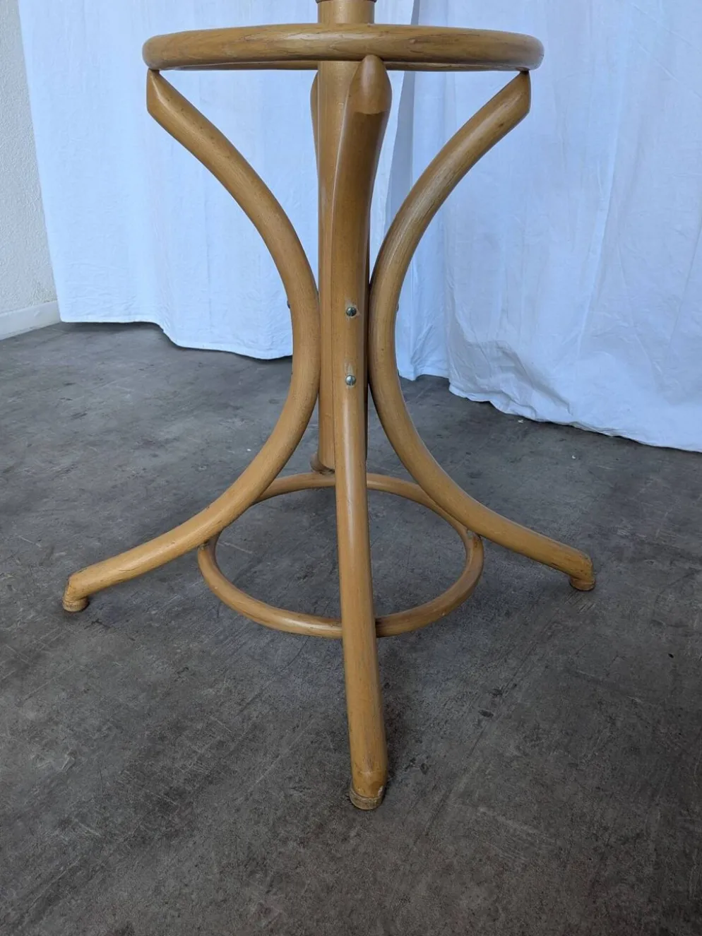 Porte-manteau vintage en bois cintré de style Thonet avec porte-parapluie.