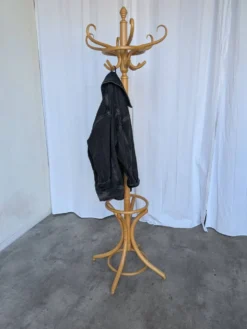 Porte-manteau vintage en bois cintré de style Thonet avec porte-parapluie.