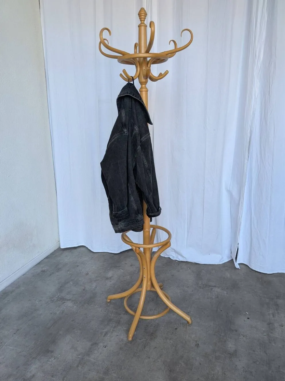 Porte-manteau vintage en bois cintré de style Thonet avec porte-parapluie.