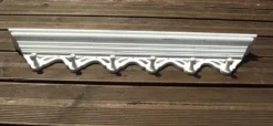 Porte-manteau vintage français blanc shabby chic à 6 crochets avec étagère et détails découpés.