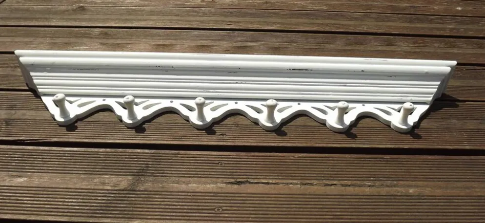 Porte-manteau vintage français blanc shabby chic à 6 crochets avec étagère et détails découpés.