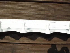 Porte-manteau vintage français blanc shabby chic à 6 crochets avec étagère et détails découpés.