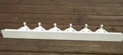 Porte-manteau vintage français blanc shabby chic à 6 crochets avec étagère et détails découpés.
