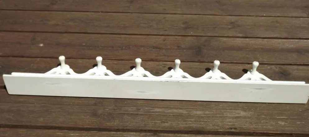Porte-manteau vintage français blanc shabby chic à 6 crochets avec étagère et détails découpés.