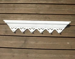 Porte-manteau vintage français blanc shabby chic à 6 crochets avec étagère et détails découpés.