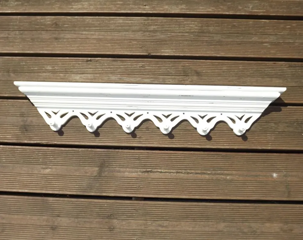 Porte-manteau vintage français blanc shabby chic à 6 crochets avec étagère et détails découpés.