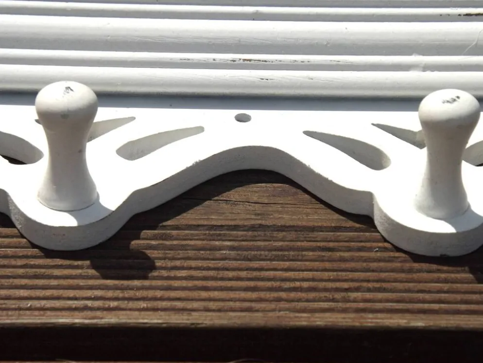 Porte-manteau vintage français blanc shabby chic à 6 crochets avec étagère et détails découpés.