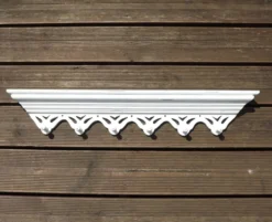 Porte-manteau vintage français blanc shabby chic à 6 crochets avec étagère et détails découpés.