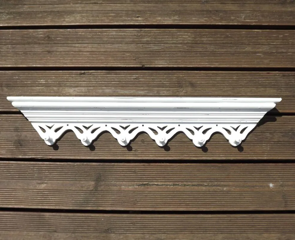 Porte-manteau vintage français blanc shabby chic à 6 crochets avec étagère et détails découpés.