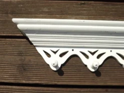 Porte-manteau vintage français blanc shabby chic à 6 crochets avec étagère et détails découpés.