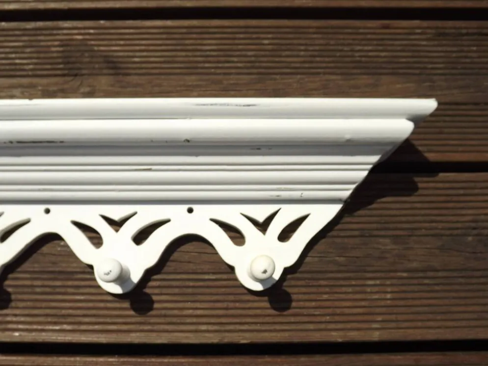 Porte-manteau vintage français blanc shabby chic à 6 crochets avec étagère et détails découpés.