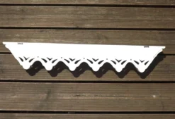 Porte-manteau vintage français blanc shabby chic à 6 crochets avec étagère et détails découpés.