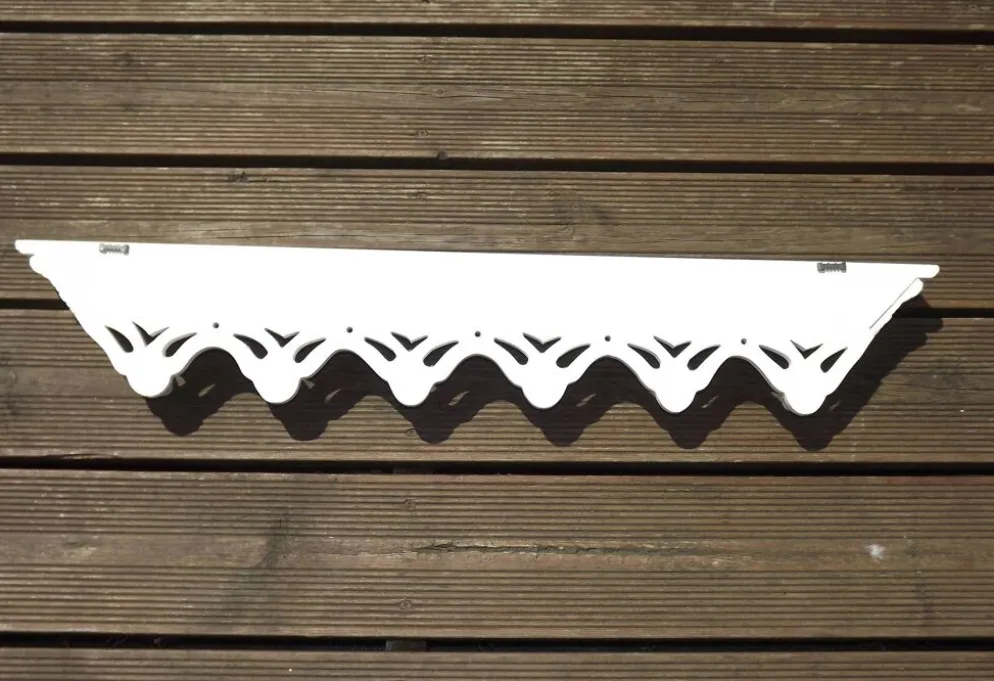 Porte-manteau vintage français blanc shabby chic à 6 crochets avec étagère et détails découpés.