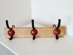 Porte manteau vintage industriel 3 patères en métal noir et rouge