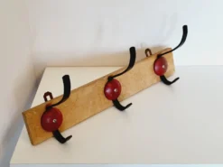 Porte manteau vintage industriel 3 patères en métal noir et rouge