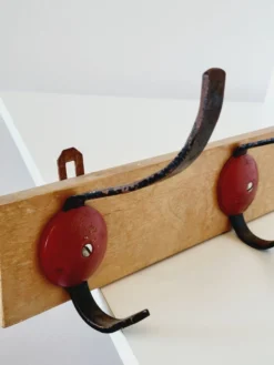 Porte manteau vintage industriel 3 patères en métal noir et rouge
