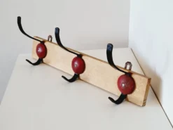 Porte manteau vintage industriel 3 patères en métal noir et rouge