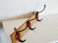 Porte manteau vintage industriel 3 patères en métal noir et rouge
