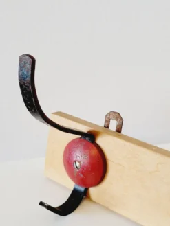 Porte manteau vintage industriel 3 patères en métal noir et rouge