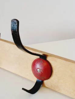 Porte manteau vintage industriel 3 patères en métal noir et rouge