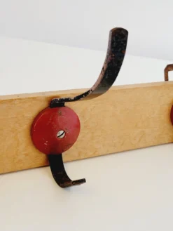 Porte manteau vintage industriel 3 patères en métal noir et rouge