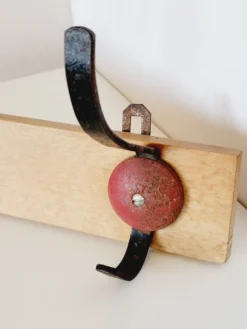 Porte manteau vintage industriel 3 patères en métal noir et rouge