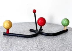 Portemanteau vintage métal et bois jaune/rouge/vert