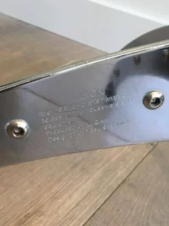 Porte-manteaux design en chrome riveté. Yasuaki Sasamoto 
