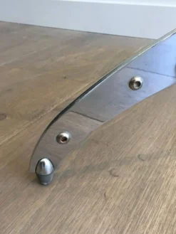 Porte-manteaux design en chrome riveté. Yasuaki Sasamoto 