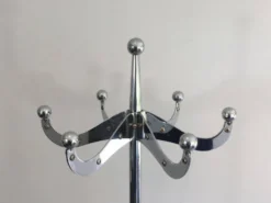 Porte-manteaux design en chrome riveté. Yasuaki Sasamoto 