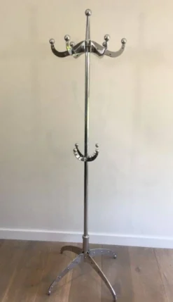 Porte-manteaux design en chrome riveté. Yasuaki Sasamoto 