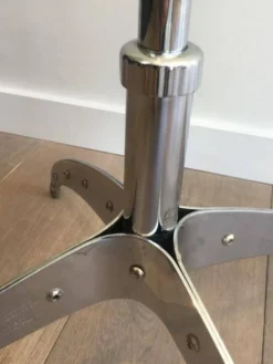 Porte-manteaux design en chrome riveté. Yasuaki Sasamoto 