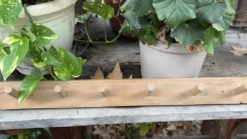 porte manteaux en bois naturel dans le style campagne brutaliste