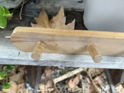 porte manteaux en bois naturel dans le style campagne brutaliste
