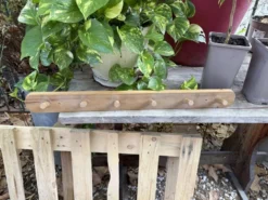 porte manteaux en bois naturel dans le style campagne brutaliste