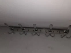 Porte manteaux en fer chromé avec 5 patères