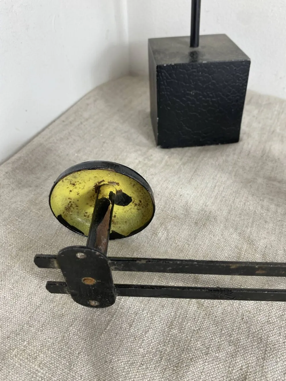 Porte-manteaux mural en metal vintage