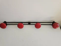 Porte manteaux mural en métal noir et rouge, 4 patères
