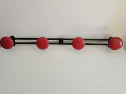 Porte manteaux mural en métal noir et rouge, 4 patères