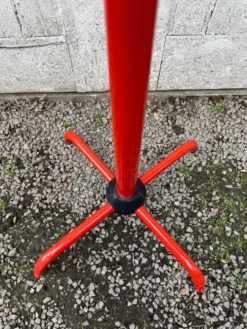 Porte-manteaux noir et rouge Italie 1980 design Memphis