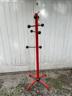 Porte-manteaux noir et rouge Italie 1980 design Memphis