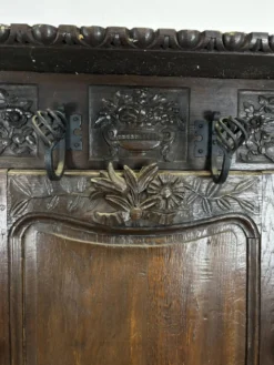 Porte-manteaux vestiaire d'entrée en chêne sculpté à patères fer forgé