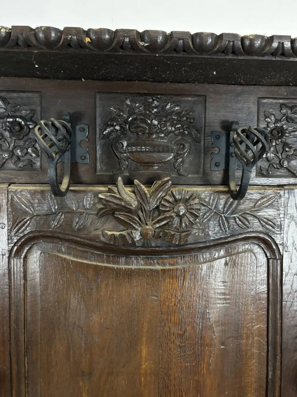 Porte-manteaux vestiaire d'entrée en chêne sculpté à patères fer forgé